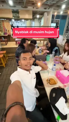 Nyeblak dulu di musim hujan guys @sawiri_gobes02 @Aldi Setiawan @Dinacarlalagijajan @NENG INTAN #seblak #moalbaleg #xyzbca #fyp 