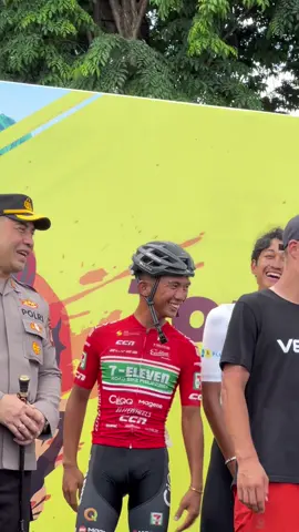 Stage 7 Tour de Entete kali ini istimewa, karena berubah menjadi Charity Race. Setiap keringat dan langkah para atlet bukan hanya soal kompetisi, tapi juga kepedulian. 💪❤️ Hasil dari lomba ini didedikasikan untuk membantu saudara-saudara kita yang terdampak banjir bandang di Nagakeo. 🌊🙏 Sport, Tourism, and Humanity berjalan bersama di NTT! 🌍✨ Terima kasih untuk semua athlete ✨🤍 #TourDeEntete #CharityRace #Nagakeo #SolidaritasUntukNagakeo #SportForHumanity 