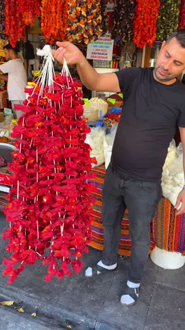 Kış hazırlıklarının vazgeçilmezi, özenle hazırladığımız kurutmalıklarımız hazır! 🍆🌶🍅 Her biri mevsiminde, tarladan sofraya en doğal haliyle seçildi, temizlendi ve geleneksel yöntemlerle kurutuldu. İster dolma yapın, ister yemeklerinize lezzet katın; sofralarınıza hem doğallık hem de yöresel bir tat taşısın. En güzel yanı ise; Türkiye’nin her yerine kargo imkânımız vardır. 🚚🇹🇷 Siparişlerinizi güvenle kapınıza kadar ulaştırıyoruz. Geleneksel lezzetleri özleyenler, doğal ürün arayanlar için en doğru adres burası. 📦 Siz de kurutmalıklarımızla kış sofralarınıza lezzet ve bereket katmak için hemen sipariş verebilirsiniz. #peynircimhasan #yöresel #salça 