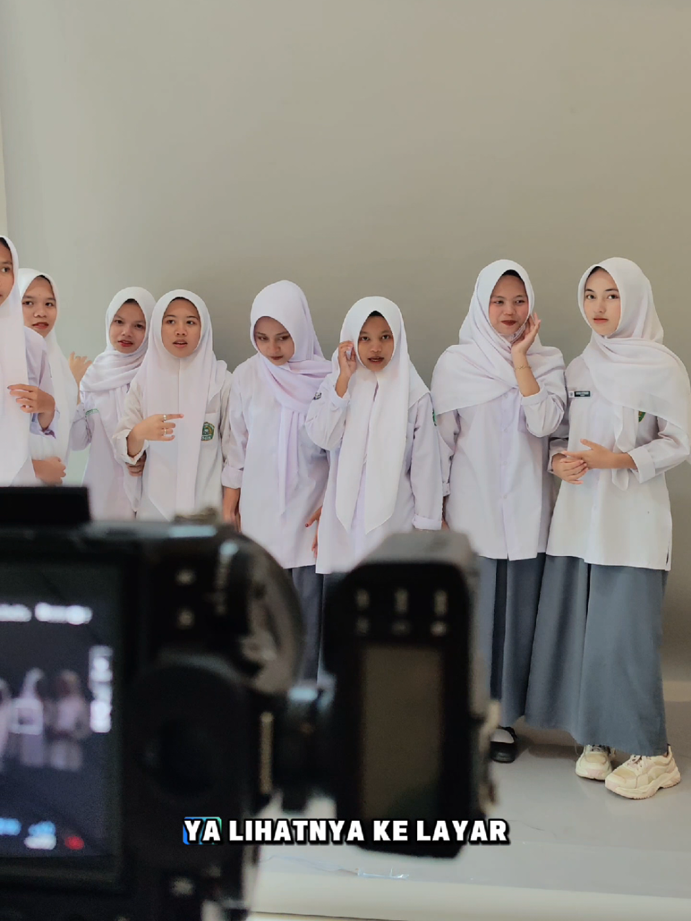Membalas @deni.firdaus55 Selfphotostudio bareng bestie satu geng di Andrian studio bikin heboh😱😭 #fypage #andrianstudio #fyppppppppppppppppppppppp #selfphotostudio #photobox 