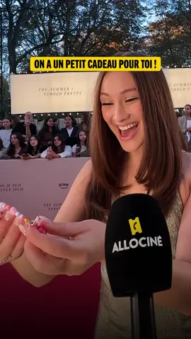 Le cast de L’Eté où Je suis Devenue Jolie ne pouvait pas quitter Paris sans le traditionnel bracelet de l’amitié Allociné ! #onregardequoi #tsitp #friendshipbracelet #leteoujesuisdevenujolie 