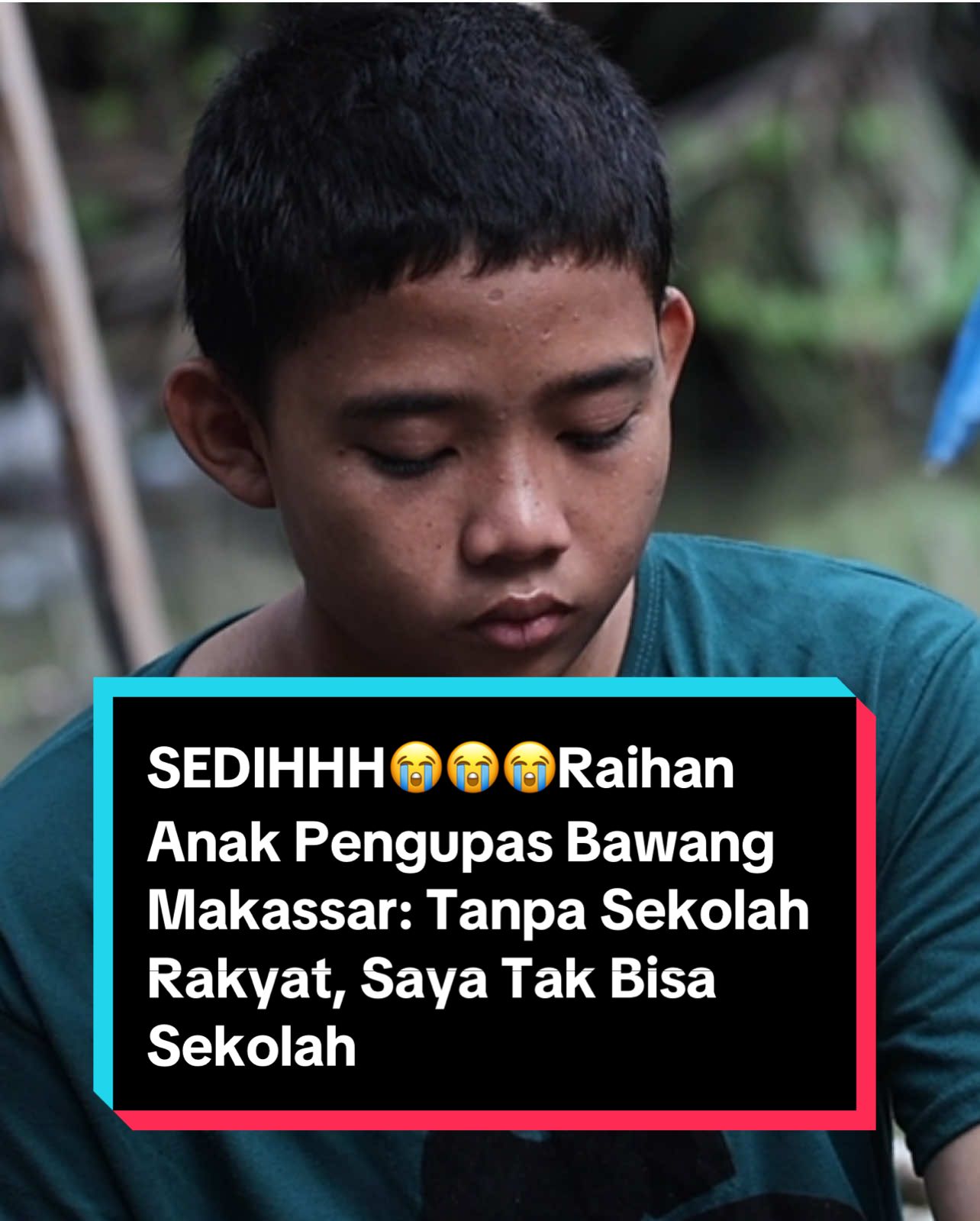 Raihan Anak Pengupas Bawang di Makassar: Tanpa Sekolah Rakyat, Saya Tak Bayangkan Bisa Sekolah Makassar – Muhammad Raihan Firmansyah, siswa kelas 11 di Sekolah Rakyat Menengah Atas (SRMA) 26 Makassar sempat terbentur realita nyaris putus sekolah karena kondisi ekonomi keluarganya yang kian sulit. Ia adalah anak kedua dari lima bersaudara, adik-adiknya masih kecil.  Sementara itu, ibunya bekerja jadi pengupas bawang dengan upah Rp1.000 per kilogram dan ayahnya membuka bengkel yang pendapatannya tak menentu sehari-hari. Namun, kini harapan mulai tumbuh dalam dirinya setelah ia bisa belajar di Sekolah Rakyat.  “Saya tidak kebayang akan sekolah lagi, karena memang keadaan ekonomi keluarga saya lagi sulit,” kata Raihan ditemui di rumahnya di Makasar, Jumat (11/9). Raihan bercerita penghasilan ayahnya membuka bengkel tak menentu karena belakangan sepi pelanggan. Akhirnya, penghasilan sang ibu dari mengupas bawang pun jadi andalan keluarga. Sehari-hari, Raihan serta kakak-adiknya pun membantu sang ibu mengupas bawang. Pekerjaan dimulai sejak subuh dan biasanya baru selesai malam. Jika beruntung, dalam satu hari mereka bisa mengupas 40 kilogram bawang yang berarti akan mendapatkan upah Rp40.000. “Ibu saya bekerja sebagai pengupas bawang satu kilonya itu Rp1.000, biasanya saya bantu sama adik-adik,” ujar Raihan. “Misalnya dari subuh saya bantu bawakan bawang ke rumah, terus kupas bersama-sama sampai selesai. Biasanya jam 3 sore atau malam. Dibawa ke bos, karena bos yang suruh kupas. Habis dikupas, bos bikin bawang goreng,” lanjutnya. Kini, Raihan memang tak bisa lagi membantu ibunya mengupas bawang karena bersekolah di SRMA 26 Makassar. Ia kerap rindu dengan keluarganya di rumah. Namun, dia juga bahagia karena bisa belajar dengan baik dan menatap masa depan.  Ia senang karena bisa bertemu teman-teman baru dan makan bergizi tiap hari. Di Sekolah Rakyat, ia mengikuti ekstrakurikuler badminton yang merupakan olahraga favoritnya. “Bagus. Lengkap, ada meja belajar, kipas, tempat tidur nyaman,” tuturnya. Dulu, Raihan bercita-cita jadi dokter, tapi sekarang mau jadi polisi. Ia ingin ikut andil menciptakan kenyamanan dan ketertiban masyarakat dengan menangkap para pelaku kriminal. “Polisi. Supaya bisa menangkap orang kriminal,” kata dia. Raihan pun mengungkapkan rasa terima kasihnya kepada Presiden Prabowo Subianto karena telah menggagas Sekolah Rakyat di berbagai daerah. Kelak, ia yakin mampu mewujdkan cita-cita dan membanggakan kedua orang tuanya. “Semoga Sekolah Rakyat ini selalu terus ada, agar orang-orang seperti saya terbantu,” ucapnya. #prabowo #sekolahrakyat #fyp #fypシ゚viral #presidenprabowo 