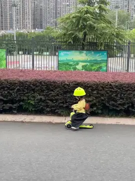 你的童年 我的童年 好像不一样 😂😂😂#萌娃#可爱#无忧无虑的年纪真好#开心快乐每一天#孩子的快乐很简单 