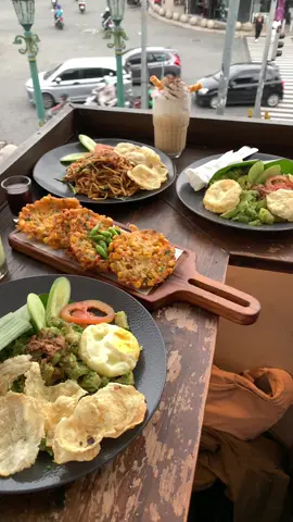 Buat dapet viuw dan duduk disini butuh berjuta dan meLuangkan waktu bisa makan cantik dipojok atas dengan vieuw Tugu Jogja malioboro#caffekebondalem#kebondalemjogja #tugukebondalem #tugumalioboro #jogajaistimewa24jam 