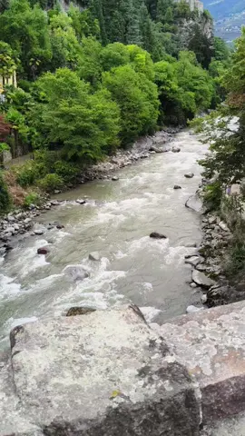 🌊 Le acque del Passirio a Merano 🌊 Lo scorso 1 settembre il fiume scorreva con una forza straordinaria, impetuoso e fragoroso, riempiendo l’aria con il suo rumore continuo. Un’energia che sembrava abbracciare la città, intrecciandosi ai ponti e alle passeggiate che lo costeggiano. Il Passirio, con le montagne sullo sfondo e la freschezza di fine estate, ha regalato uno spettacolo travolgente e indimenticabile. Un momento che racconta la potenza della natura e il legame profondo che Merano vive con il suo fiume. Credits: LUCADEA.com  #Merano #Passirio #AltoAdige #Natura #Fiume 