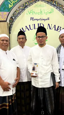 Sesuatu yang hilang kadang membuat kita kecewa. Tak jarang juga membuat kita sedih. Tapi kebahagiaan akan datang pada orang-orang yang mampu melihat kebaikan di setiap kejadian. Kesengsaraan hidup kita bermula dari respon “menolak” kenyataan. Dan iman yang kita peluk mendorong kita untuk berdamai dengan kenyataan itu. 