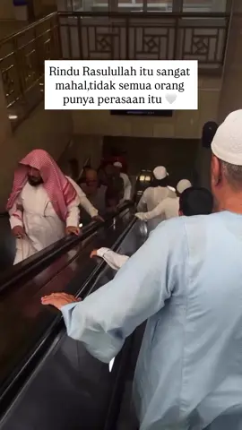 Tidak ada cinta yang paling besar selain cinta Rasulullah kepada umatnya 🥹 Semoga karena kerinduan terhadapnya kelak kita mendapatkan syafaatnya اللهم صل على سيدنا محمد 🤲 #umrah #haji #makkah #madinah #rasulullah 