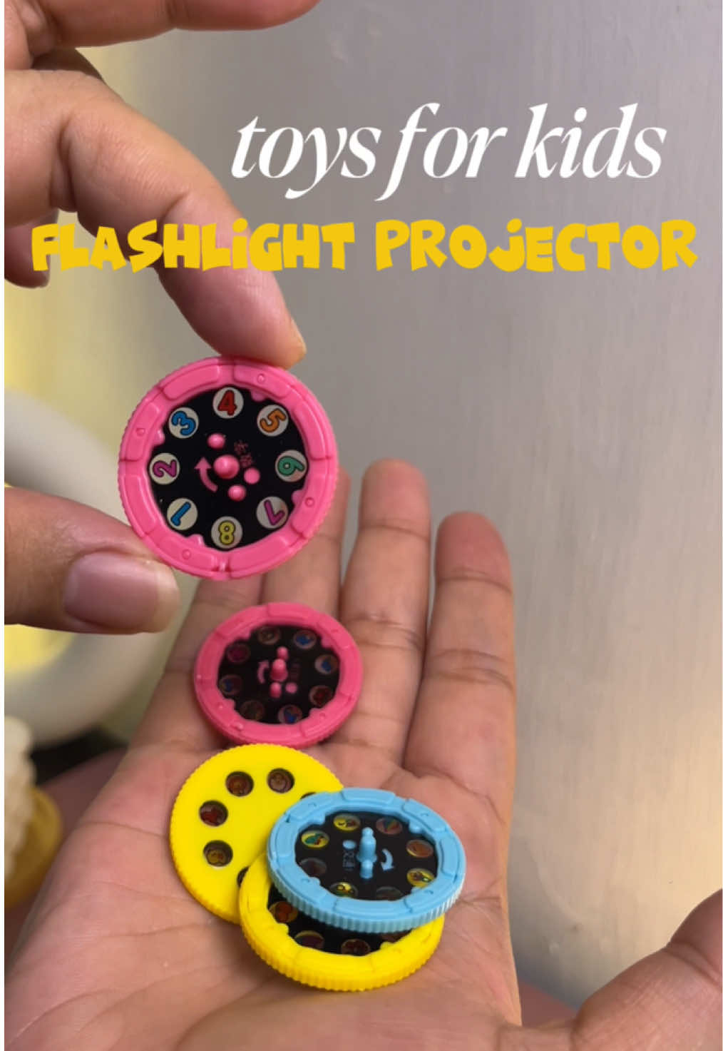 Educational toy na hindi lang para sa bata, kundi pati sa magulang naaliw! 😂 Perfect pang gift at pang bonding, flashlight projector na may numbers, animals at iba’t ibang slides.  #flashlightprojectorforkids #educationaltoy #giftforkids 