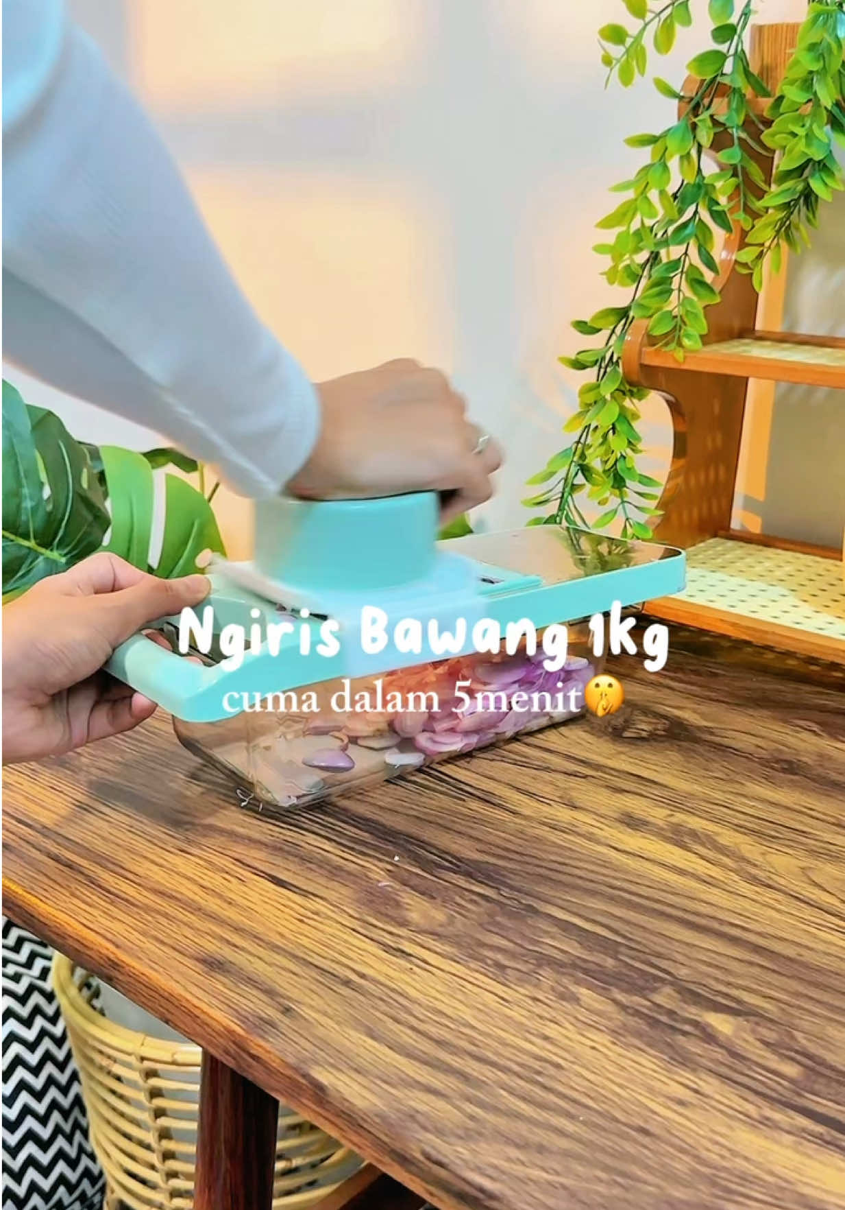 ngiris bawang anti ribet tanpa drama nangis bombai!🤩 #pemotongbawang #pemotongsayur #pemotongsayurmultifungsi 