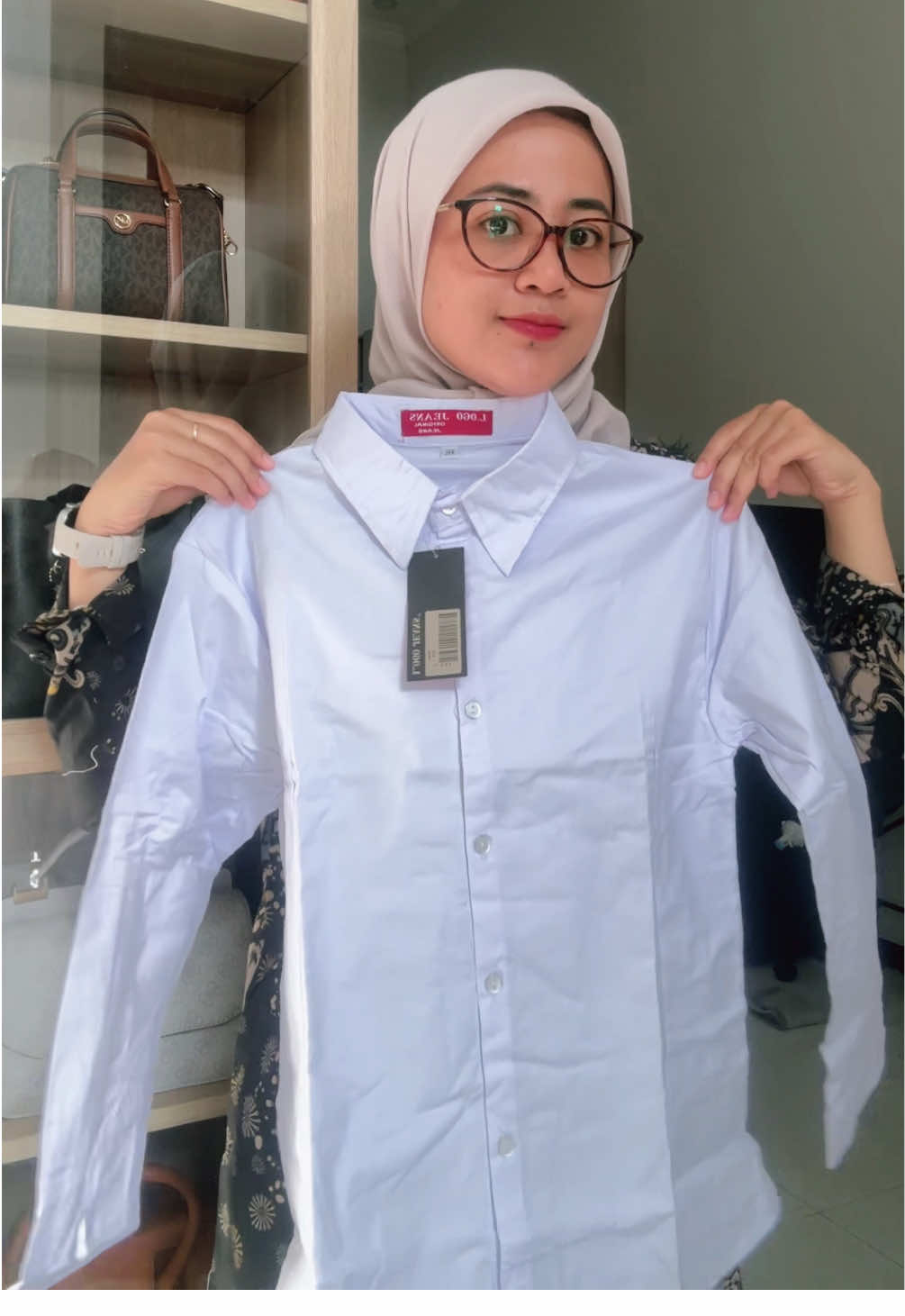 Kemeja putih basic yang pasti kalian butuhin 👌✨ #kemejaputih #kemejabasic #atasanputih #bajupns #unboxing 