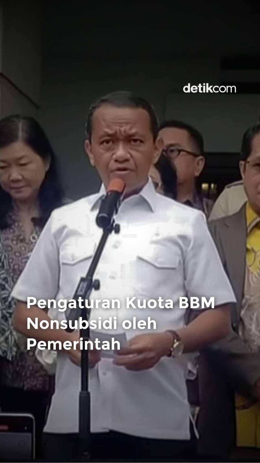 Menteri ESDM Bahlil Lahadalia menyampaikan bahwa pemerintah tidak akan menambah kuota impor BBM non-subsidi untuk SPBU swasta karena kuota tahun 2025 sudah dinaikkan 110% dibanding tahun sebelumnya. Jika pasokan masih kurang, Bahlil meminta SPBU swasta untuk berkolaborasi dengan Pertamina, dan menegaskan bahwa energi merupakan kebutuhan dasar yang harus dikontrol negara. Baca berita selengkapnya hanya di detik.com! Video: Yumna Khan Creator: Prastiwi #pertamina #bahlillahadalia #bbmnonsubsidi #detikcom