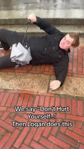 Falling and injuring oneself in the rain #rain #foryou #fyp #funnyvideos #funny 