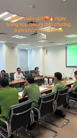 Một tình huống “nằm ngoài kịch bản” xảy ra ngay tại họp báo ra mắt series chương trình “Cảnh giác 247” vào sáng nay (19/9) đó là nhà báo Nguyễn Thu Hà - Trưởng ban Chuyên đề - Khoa giáo, Đài Truyền hình Việt Nam (VTV) bất ngờ nhận được cuộc điện thoại của một người xưng là từ điện lực Ba Đình (Hà Nội). Người này nói gia đình của nữ nhà báo chưa thanh toán tiền điện tháng 8/2025 (dù gia đình đã nộp) và đề nghị kết nối zalo để hướng dẫn kiểm tra hóa đơn.  Chưa biết độ xác thực của cuộc gọi này nhưng chúng tôi ngay tại đó đã có một ví dụ trực quan không thể hợp lý hơn 😂 Đúng là nằm yên cũng viral mà 🤩 #VTV #VTV2 #xuhuong #cảnhgiác247 