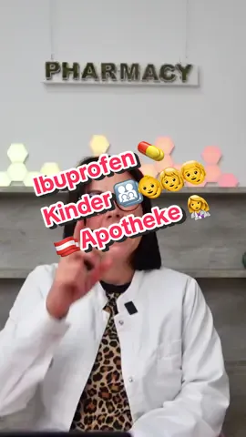 👶 Ibuprofen bei Kindern? Nur mit diesen Regeln! Ibuprofen ist ab 3 Monaten zugelassen – aber viele machen beim Dosieren Fehler. ✅ Nie nach Alter – IMMER nach Gewicht ✅ Besser als Saft oder Zäpfchen ❌ Nicht auf nüchternen Magen ❌ Niemals mit Aspirin (Reye-Syndrom!) Ich bin Janine – Apothekerin – und zeig dir, wie du Ibu bei Kindern sicher & richtig anwendest. 💾 Video speichern, teilen & gern Fragen in die Kommentare! #ibuprofen #kinder #fiebersaft #apotheke #elternwissen  ⚠️ Hinweis: Dieser Beitrag dient ausschließlich der allgemeinen Information zur Gesundheitsbildung. Er stellt keine Werbung dar, ersetzt keine fachliche Beratung und erhebt keinen Anspruch auf Vollständigkeit. Bei Beschwerden wenden Sie sich bitte an eine Apotheke oder ärztliche Fachperson. Keine Produktnennung erfolgt im Auftrag oder Zusammenhang mit Herstellern. Ich bin promovierte Apothekerin – dieser Beitrag erfolgt unbezahlt und unabhängig.