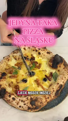 📍PLOTKA w Tarnowskich Górach to lokal serwujący jedyną w okolicy pizzę w stylu CANOTTO wypiekaną w 500 stopniach 🔥🍕 W menu znajdziecie zarówno klasyczne pizze z różnymi urozmaiceniami jak i totalnie nowe pomysły i połączenia smakowe - każde perfekcyjne 👌  Pssst: Na deser koniecznie spróbujcie ich słodkości! 🍫 📅 03.10.2025 - zapiszcie sobie tę datę w kalendarzu, ponieważ szykowane są dla Was kolejne nowości (między plotkami słyszeliśmy kilka słów o makaronach 😋🍝) 📍Szwedzka 2, Tarnowskie Góry  @Plotka Pizza Bardzo dziękujemy za zaproszenie, na pewno odwiedzimy jeszcze nieraz! ❤️  {zaproszenie} #pizza #dlaciebie #dc #FoodTok #zaproszenie Tarnowskie góry pizza , najlepsza pizza Śląsk , pizzeria Śląsk , gdzie zjeść Śląsk , Śląsk jedzenie , pizzeria , Tarnowskie góry , Plotka Tarnowskie góry 