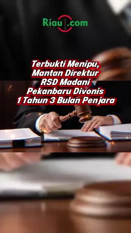 Terbukti Menipu, Mantan Direktur RSD Madani Pekanbaru Divonis 1 Tahun 3 Bulan Penjara Majelis Hakim Pengadilan Negeri (PN) Pekanbaru menjatuhkan vonis 1 tahun 3 bulan penjara kepada mantan Direktur Rumah Sakit Daerah (RSD) Madani Pekanbaru, Arnaldo Eka Putra. Ia dinyatakan terbukti melakukan tindak pidana penipuan terkait tiga proyek konstruksi fiktif di rumah sakit tersebut. Vonis ini lebih ringan dari tuntutan Jaksa Penuntut Umum (JPU) Pince Puspasari SH yang sebelumnya menuntut Arnaldo dengan hukuman 2 tahun 6 bulan. Baik terdakwa maupun JPU masih menyatakan pikir-pikir atas putusan itu. Kasus ini bermula pada Januari 2022, saat Arnaldo menawarkan tiga paket pekerjaan senilai Rp2,16 miliar kepada CV Batu Gana City. Ia meyakinkan pihak perusahaan bahwa proyek tersebut sudah dianggarkan dalam Rencana Bisnis dan Anggaran (RBA) 2022. Namun, faktanya dokumen itu tidak pernah disahkan Tim Anggaran Pemerintah Daerah (TAPD) Kota Pekanbaru. Dalam prosesnya, Arnaldo meminta uang “fee” Rp500 juta dengan dalih sebagai bagian dari komitmen pekerjaan. Uang tersebut diserahkan secara tunai oleh Wakil Direktur CV Batu Gana City, Harimantua Dibata Siregar, di RSD Madani pada Februari 2022. Perusahaan lantas mengerjakan proyek pada Maret hingga April 2022, meski tanpa Surat Perintah Kerja (SPK). Setelah pekerjaan selesai, janji pembayaran tak pernah terealisasi. Bahkan pada 2024, Arnaldo kembali berusaha melegalkan pekerjaan itu dengan membuat SPK baru, seolah proyek baru dimulai pada tahun berjalan. Namun, Badan Pengelola Keuangan dan Aset Daerah (BPKAD) menolak memproses pembayaran karena tak sesuai mekanisme APBD. Atas perbuatan tersebut, majelis hakim menyatakan Arnaldo bersalah melanggar tantang penipuan. Demikian laporan Riau1.com hari ini! #rsdmadanipekanbaru #rumahsakit #penipuan #pekanbaru 