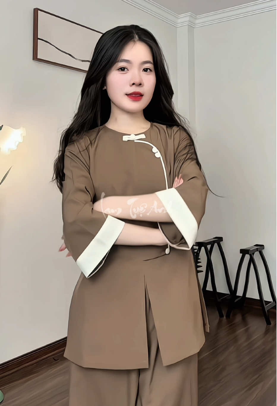 Thế gian không có kết cục, cũng chẳng có bắt đầu. Tất thảy đều chỉ là vòng luân hồi luẩn quẩn. Được mất đan xen. Cuộc đời dù là một hạt bụi đơn thuần, hay cành mai diễm lệ. Đều lần lần bị thời gian vùi lấp. Chuyện hôm nay, qua ngày mai liền thành quá khứ. Phân định tốt xấu, đúg sai đều phải buông bỏ. Vậy mà con người chúng ta, cứ cố chấp điều gì chẳng rõ !! Người chẳng nên cầu trường cửu. Vì có cầu cũng chẳng được. Người cũng chẳng nên quá đau lòng. Vì chỉ là nhân quả thôi, có gì phải bận tâm nhiều. Có biết buông tay, như nhành cây biết thay lá. Mới có chỗ cho mầm non rạng rỡ dưới nắng hồng. #lamtueanh #dolamdichua #phapphuctueanh #phapphucthietke #dolamtueanh 