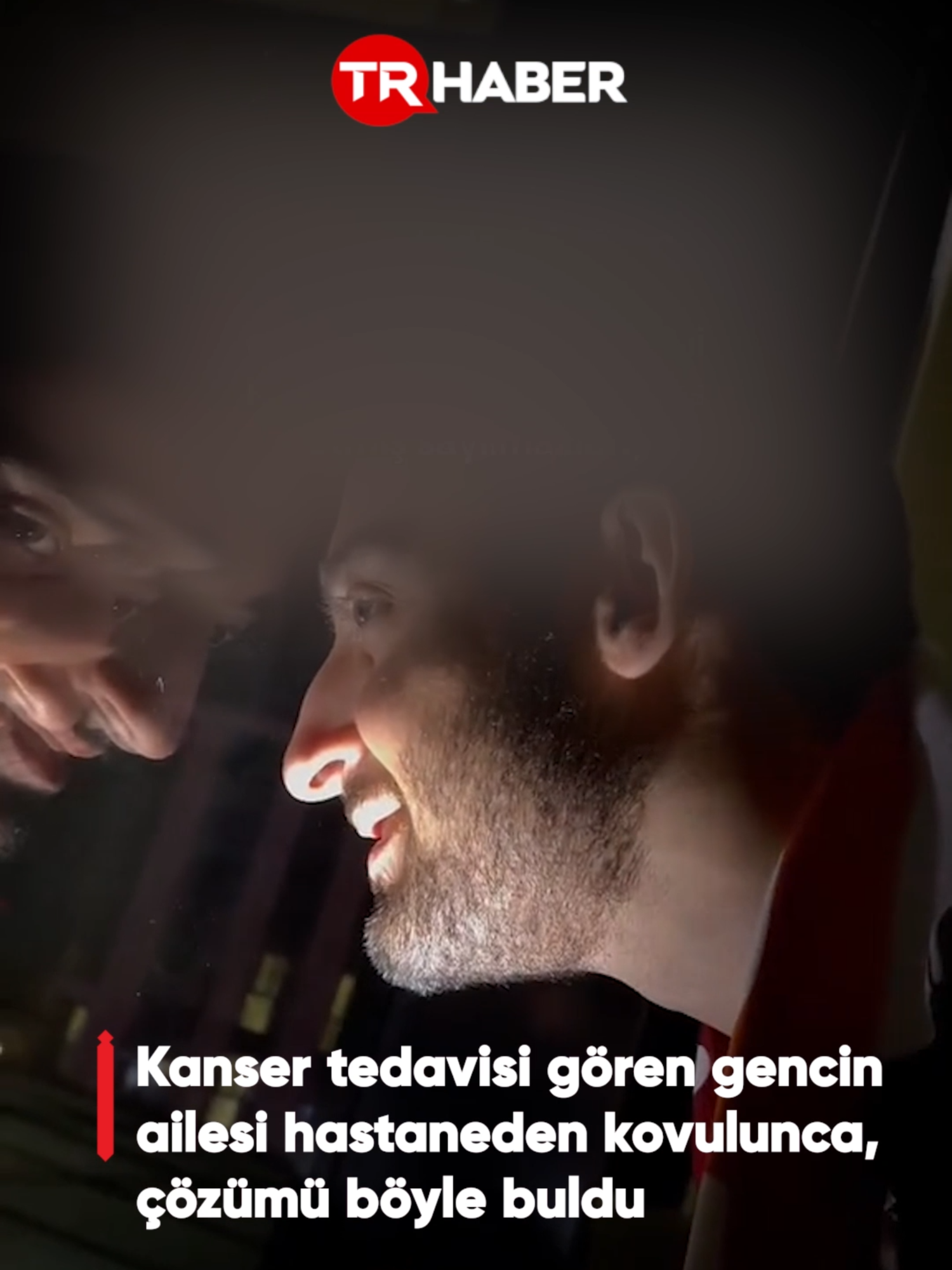 Kanser tedavisi gören gencin ailesinin, kalabalık oldukları için güvenlik görevlisi tarafından hastaneden çıkartıldıklarında bulduğu çözüm sosyal medyada beğeni topladı. #haber #gündem #kanser #tedavi #aile #hastane