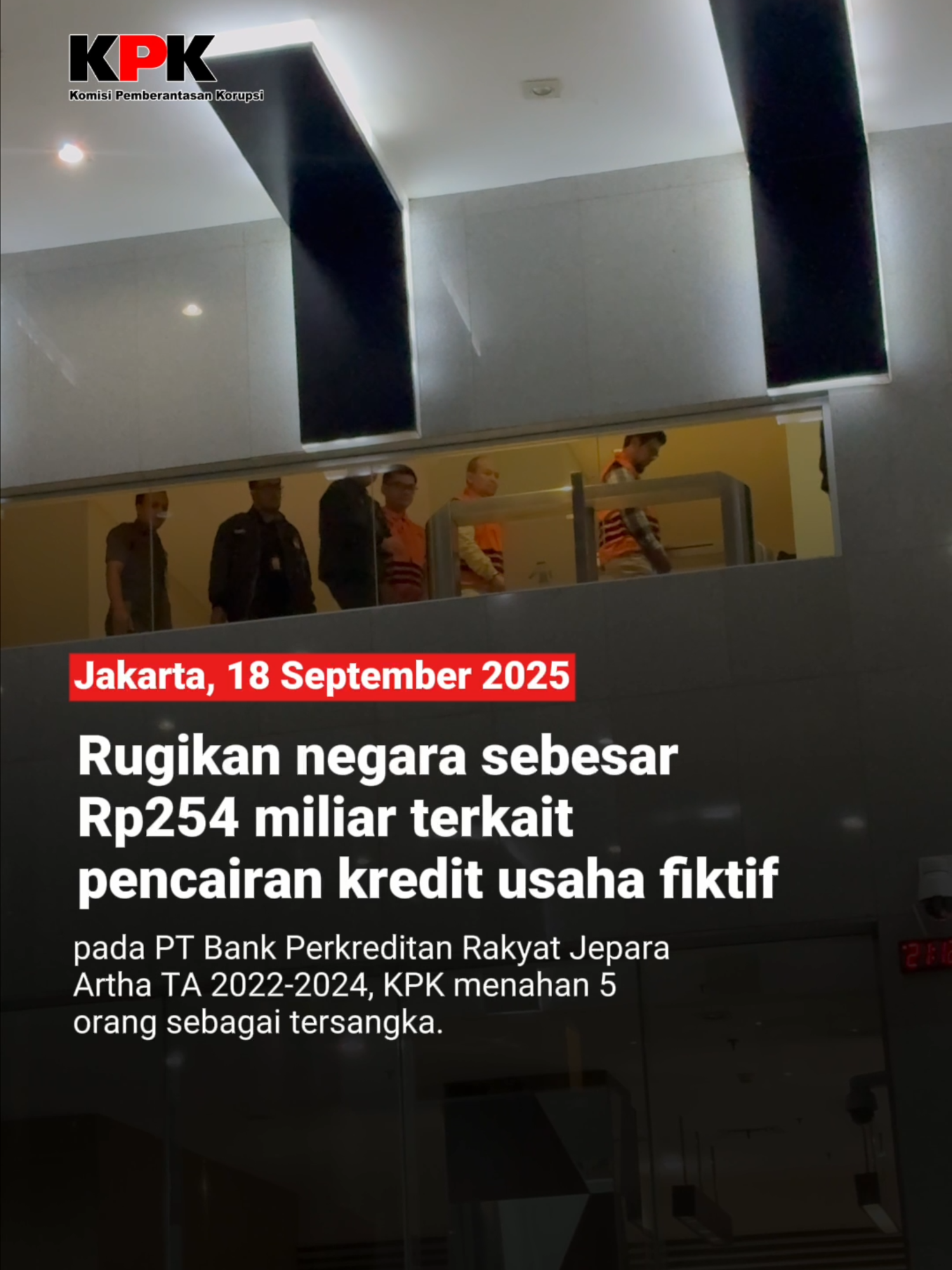 Jakarta, 18 September 2025 - KPK menetapkan dan menahan 5 orang sebagai tersangka korupsi terkait pencairan kredit usaha fiktif pada PT Bank Perkreditan Rakyat Jepara Artha TA 2022-2024 Para tersangka diduga melakukan mufakat jahat dalam proses pencairan kredit usaha pada Bank Perkreditan Rakyat Jepara Artha dengan berbagai cara, mulai dari penyusunan dokumen analisis kredit debitur dibuat tidak sesuai sebenarnya hingga pencantuman identitas calon kreditur yang fiktif. Setelah kredit diterima, para tersangka diduga menggunakan dana tersebut tidak sesuai dengan seharusnya, seperti: Pembelian mobil, pembelian aset pribadi, hingga menggunakan uang tersebut untuk keperluan umrah. Atas perbuatannya, para tersangka telah merugikan keuangan negara sebesar Rp254 M. #PenindakanKPK