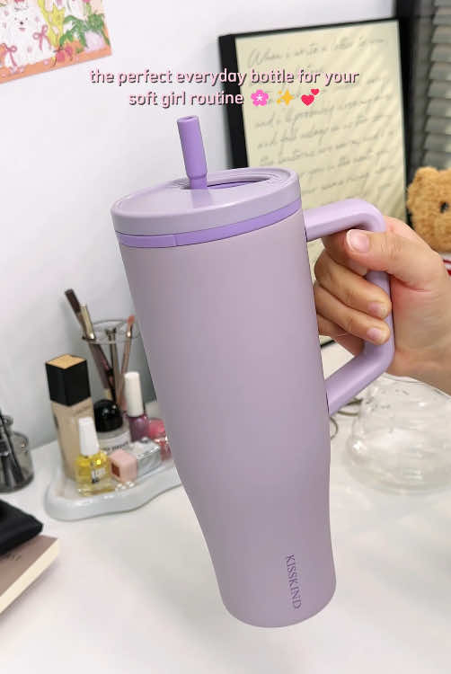 “Unboxing my new Kisskind tumbler… tell me this isn’t the cutest thing ever.”#girlythings #termos#40oztumbler #tumblerwithhandle#easytouse#newtumbler#spillproof #bestwaterbottle #HiddenStrawTumbler #kisskind #lumispin #perfectforeverypic