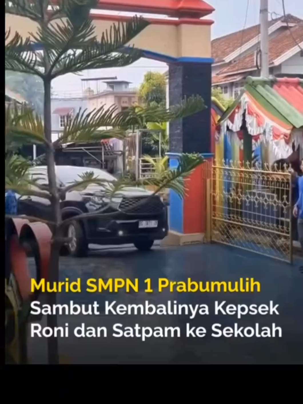 Ratusan siswa SMPN 1 Prabumulih, Sumatera Selatan menyambut kembalinya sang Kepala Sekolah Roni Ardiansyah, Rabu (17/9/2025). Dalam video yang beredar, murid-murid memenuhi halaman sekolah, meneriakkan yel-yel, bertepuk tangan, hingga berebut mencium tangannya saat ia turun dari mobil. Tak hanya Roni, satpam sekolah bernama Ageng juga kembali bertugas sebagai satpam di SMPN 1 Prabumulih. #indonesia🇮🇩 #guru #mediawasaka #smpn1prabumulih #kepalasekolah 