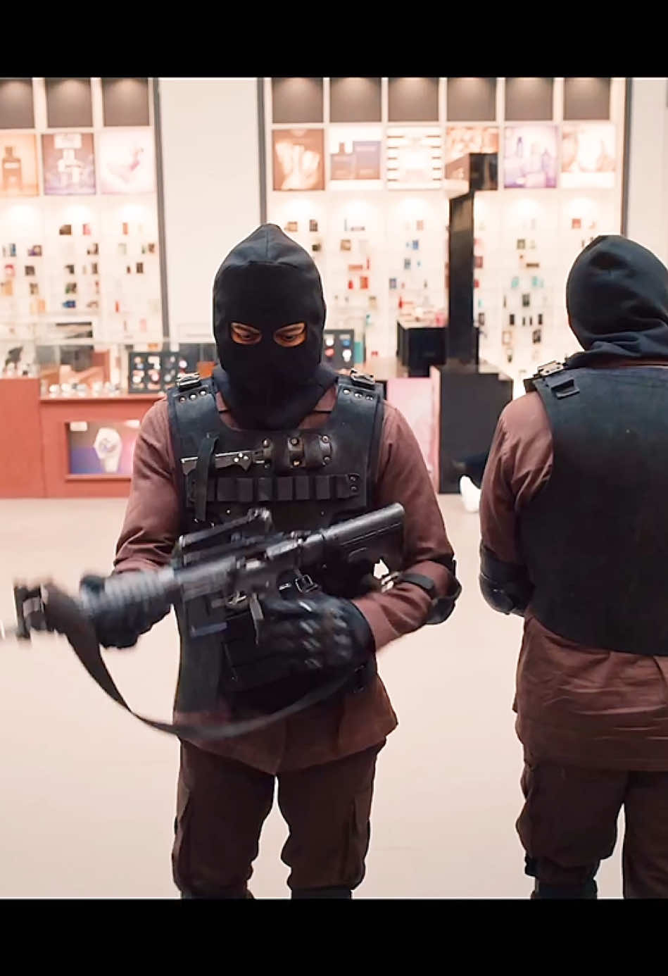 chaos in the mall. Tough guy, sharper moves.#movie #film #fyp #foryou 