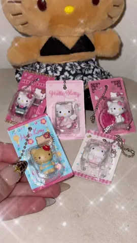 やっと！やっと回せた😭💖 近所のとこほぼ毎日通い詰めても入荷されなかったのに今日の昼にふらっと入ったらまさかのあって、並んでたら目の前で終わってしまって😭 もう終わりだ〜と思ってたら後ろから来た女性の方が府中に4台ありましたよ！って教えてくださって、速攻電車乗って行ったらまだ沢山あって無事に回せた🥹✨ 念願の日焼けキティ出て大満足◎ みんなは回せましたか⁉️ #日焼けキティ#キティちゃん #ガチャガチャ#パッケージキティ