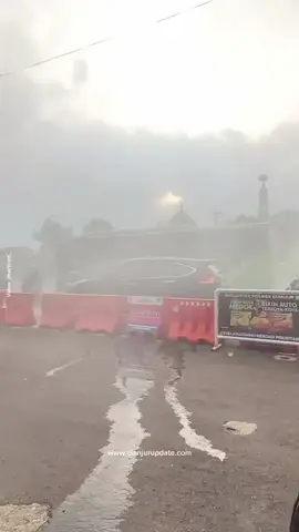 Sebuah bus Karunia Bakti diduga mengalami kerusakan yang memicu kebakaran di kawasan Bundaran Tugu Lampu Gentur, Cianjur, pada Jumat sore (19/9/2025) sekitar pukul 16.48 WIB. Beruntung, api berhasil segera dipadamkan oleh anggota kepolisian yang tengah bertugas di pos dekat lokasi kejadian. Hingga kini, kronologi pasti terkait insiden tersebut masih belum diketahui.  #cianjur #cianjurupdate Video: @berlirmd_