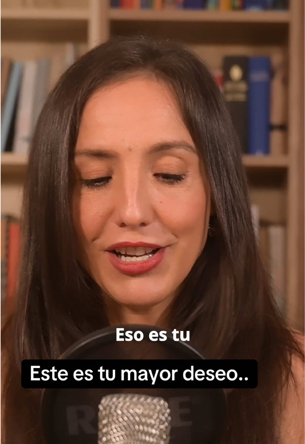 Si estás atrapado en la ansiedad en tus relaciones o en la relación contigo mismo, sabes lo agotador que es. Esa sensación constante de duda, de miedo a perder, de necesidad de controlar, de no sentirte suficiente, de pensar demasiado… Es un ciclo que no se detiene y que, por más que intentes calmarlo por tu cuenta, siempre vuelve. Y aquí va una verdad que necesitas escuchar: la única manera real de salir de ahí es dejarte ayudar por alguien que ya ha pasado por lo mismo. Alguien que no solo lo entiende desde la teoría, sino desde la experiencia. Que ha vivido exactamente lo que tú estás sintiendo y que ha encontrado el camino para salir. ¿Por qué es tan importante esto? Porque esa persona no va a darte soluciones vacías ni consejos generales. Va a hablar tu mismo idioma emocional. Va a ver lo que tú no puedes ver porque está fuera del túnel, y ya recorrió cada parte del laberinto en el que tú estás ahora. Puedes seguir intentando solo, leyendo, viendo videos, haciendo lo que puedas… pero la ansiedad no se supera solo con información, se supera con guía, con acompañamiento, con alguien que te sostenga mientras atraviesas ese cambio. No se trata de debilidad, se trata de inteligencia. De entender que cuando alguien ya cruzó el puente, puede ayudarte a cruzarlo también, y en mucho menos tiempo. No estás roto. No estás solo. Pero necesitas dejarte ayudar. Porque quien ya salió de esa oscuridad… sabe exactamente cómo sacarte de ahí.