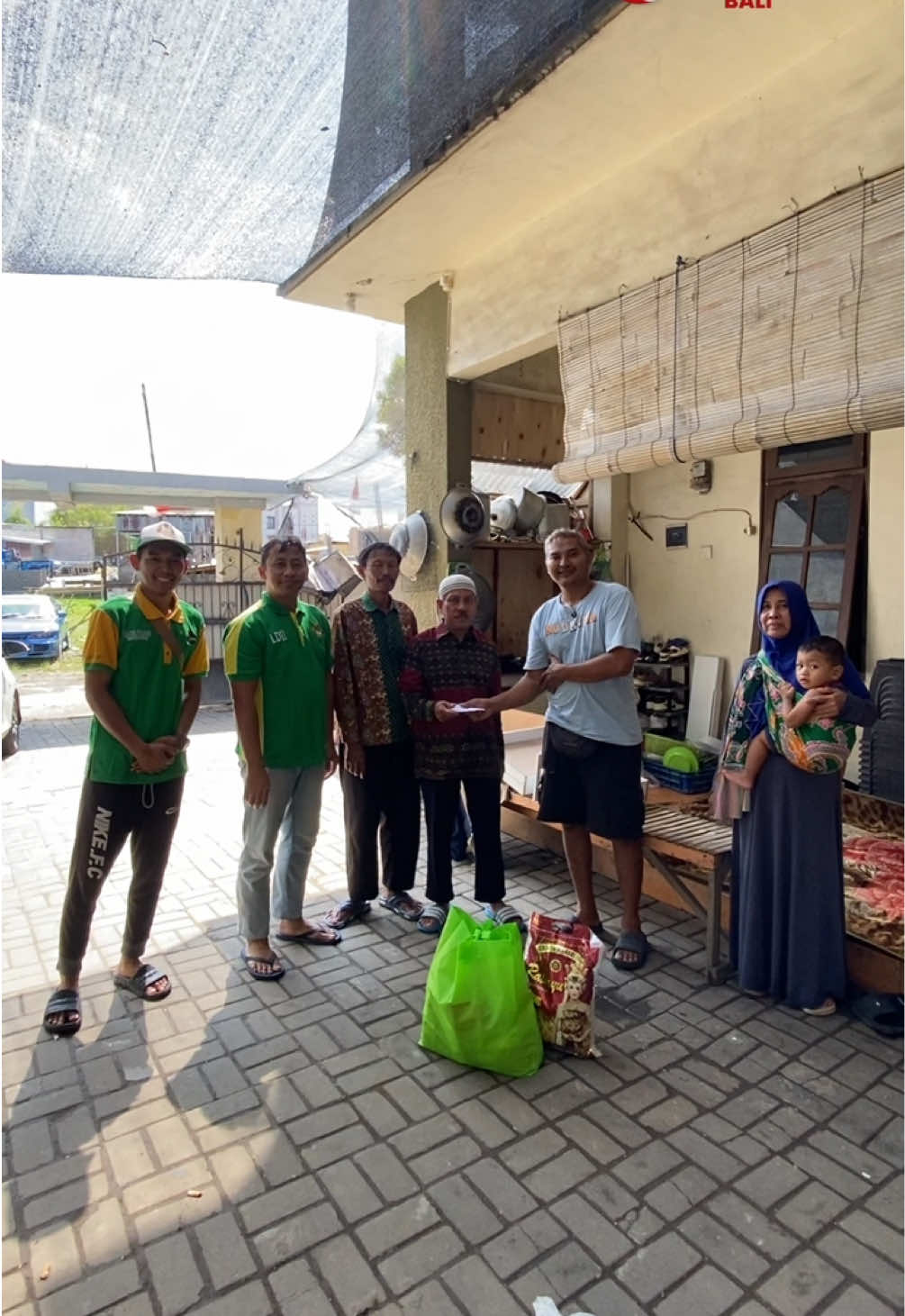 DPD LDII Kota Denpasar Salurkan Bantuan untuk Warga Terdampak Banjir Denpasar (19/9/2025) — Pengurus dan Dewan Penasihat (Wanhat) DPD Lembaga Dakwah Islam Indonesia (LDII) Kota Denpasar menyalurkan bantuan kepada warga yang terdampak banjir di beberapa wilayah di Denpasar. ——————————————- Follow & Subscribe Website : www.ldii-bali.org Youtube: LDII TV BALI Facebook:LDII BALI Twitter : @ldiibali Instagram : @ldiibali Tiktok : @dpwldiibali