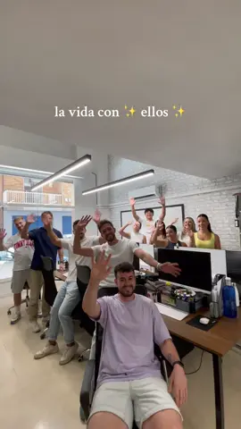 la vida con ellos en la oficina es mucho mejor 🤭 #trends #trendingsound #officelife #officehumor #oficinatiktok 