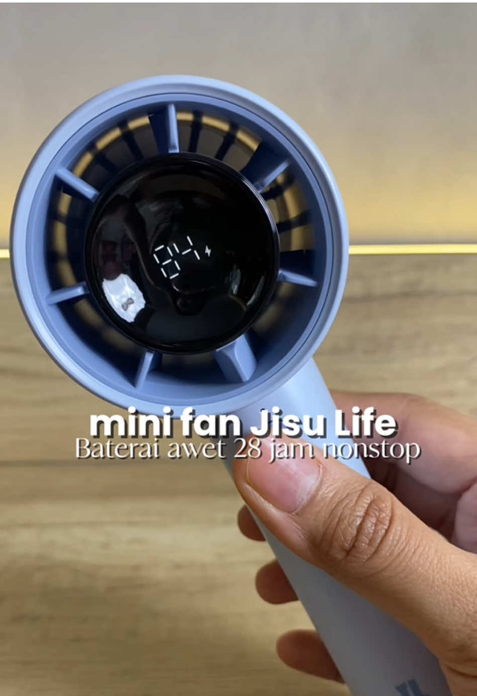 Kipas portable biasa cepet abis baterainya? 🫠 Cobain Jisu Lifeb Portable Fan! 🔥 Dengan baterai 5000 mAh, bisa dipakai sampai 28 jam non-stop. Ada digital display buat atur kecepatan 1–5, dan anginnya super kenceng! Traveling makin nyaman, nggak perlu ribet ngecas terus. ✨ #JisuLifeb #PortableFan #KipasPortable #PowerfulFan #KipasTravel 