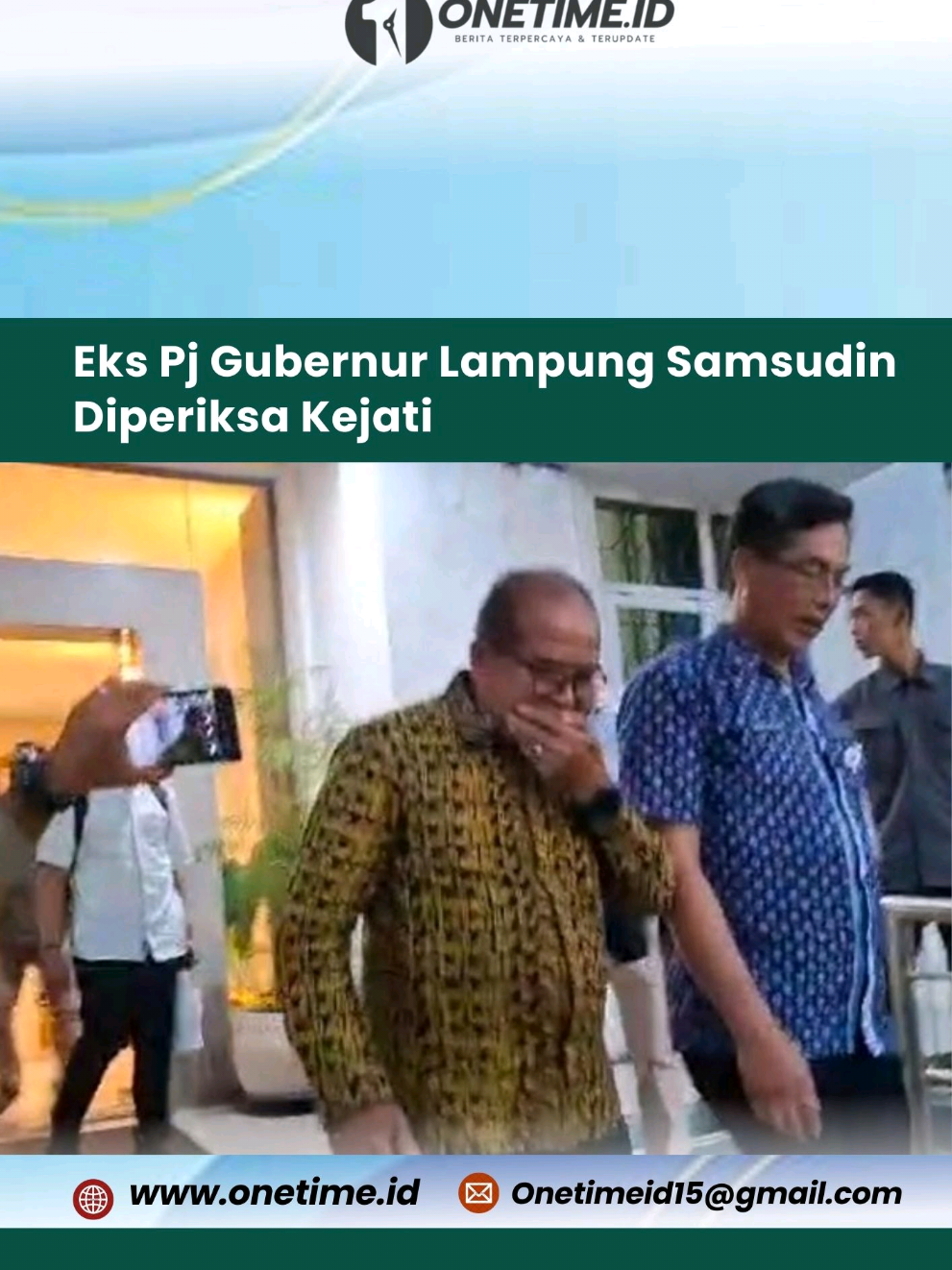 Mantan Penjabat (Pj) Gubernur Lampung, Samsudin, menjalani pemeriksaan di Gedung Pidana Khusus Kejaksaan Tinggi (Kejati) Lampung pada Jumat, (19/9/2025). Samsudin tiba sejak pagi sekitar pukul 10.00 WIB dan baru terlihat keluar dari ruang pemeriksaan menjelang waktu magrib. Perlu diketahui Samsudin adalah pejabat yang kini menjabat Staf Ahli Bidang Hukum Kementerian Pemuda dan Olahraga (Kemenpora) itu mengenakan batik kuning dipadukan celana hitam. Sekitar pukul 18.10 WIB, ia sempat keluar dari ruang pemeriksaan. Namun saat dihampiri wartawan, Samsudin memilih irit bicara. “Nanti salat dulu, ya,” katanya singkat sebelum kembali masuk ke ruangan. Hingga berita ini diturunkan, belum diketahui perkara apa yang membuat Kejati Lampung memanggil Samsudin. Sejumlah pejabat kejaksaan yang dikonfirmasi juga enggan merinci. Selengkapnya: https://onetime.id/2025/09/19/eks-pj-gubernur-lampung-samsudin-diperiksa-kejati-bungkam-soal-kasus-yang-disidik/ #onetime #lampung #ekspjgubernur #samsudin #kejati 