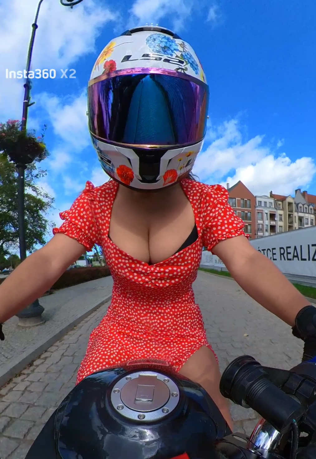 Jak ta sukienka Wam sie podoba na moto ⁉️ Dajcie znac w komentarzach i subskrybujcie po wiecej 🥰 Pozdrowionka z Elblaga!  🌸🌼🌺 PS.: weekend zapowiada sie naprawde goracy 🔥 #elblag #polska #foryou #dlaciebie #motocyklistka 