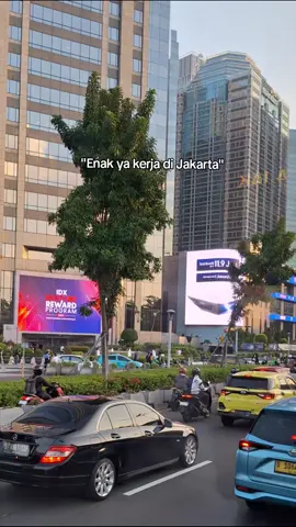 Video random vibes jalanan Jakarta. Ngelamun dikit, kesalip. Lengah dikit, ketabrak. 🍃🫠 #jakarta #jakartakeras #anakrantau 