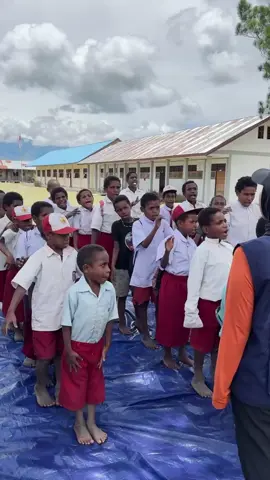pulang sekolah anak” langsung siap untuk bermain dan belajar bersama kaka” 🙌🏻🤍 #papua #papuapegunungan #wamena #papuatiktok #anakpapua 