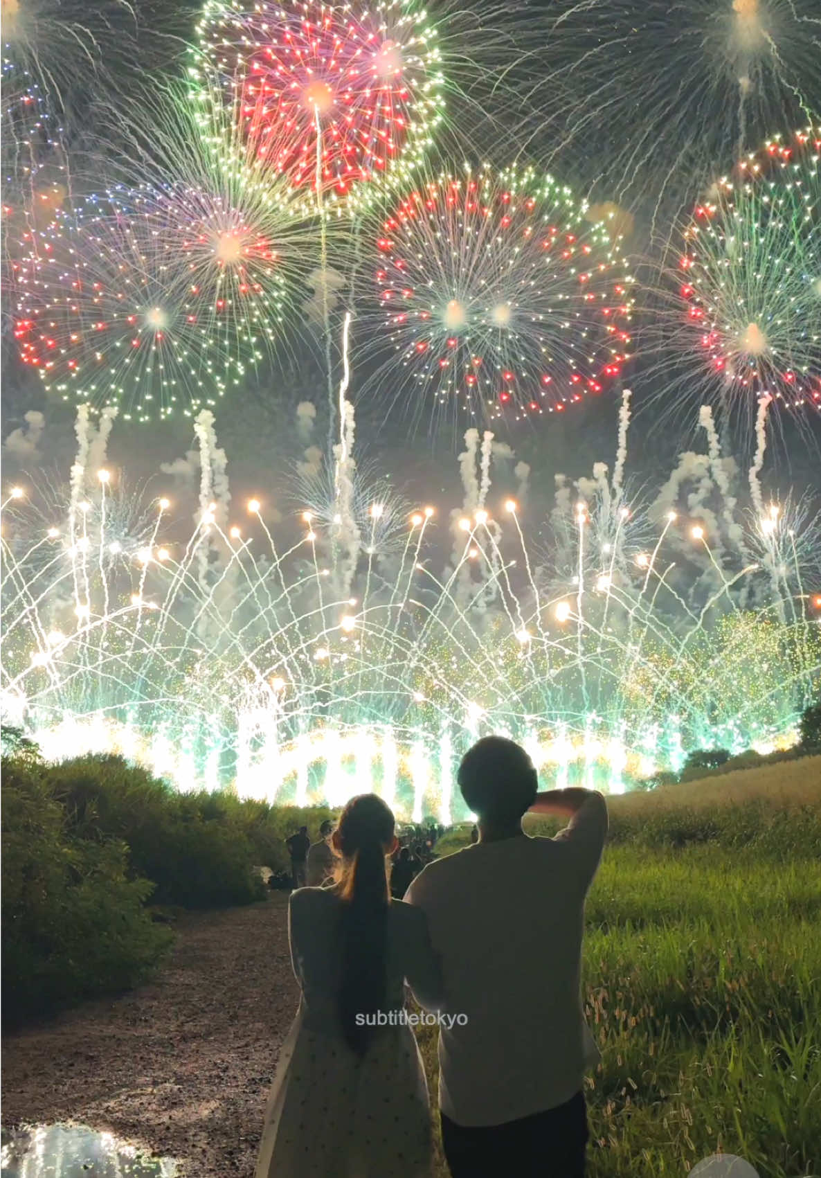 今年の目標が、また一つ叶いました☺️🎇 てくてく合計40,000歩を歩いたその日😅 ちょうど1年ぶりに新しい思い出ができました☺️ 同じ人と、 同じ場所で、 同じ花火を一緒に見られたことは 本当に大切な思い出になりました☺️ 来年も絶対にまた訪れます✨ 素敵な花火と、思い出をありがとうございました☺️  #tonegawafirework #토네가와불꽃축제 #利根川花火大会 #利根川大花火大会 #fireworks    