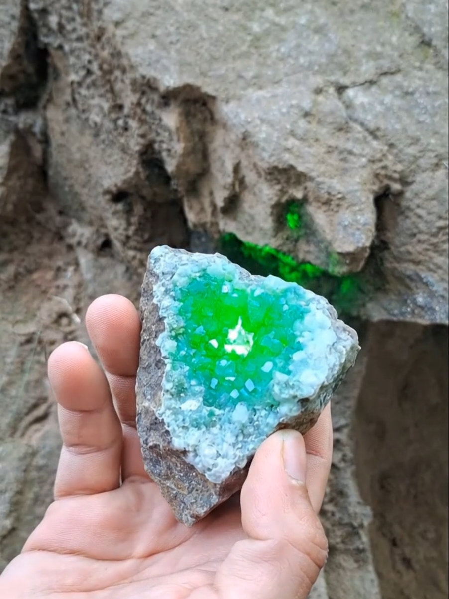 “Such stones are found in places where no one could ever imagine that there might be a precious stone inside. But in reality, there can be even more valuable stones hidden within. If you ever find such a stone, what would your reaction be? Tell me in the comments.”  #newyork #foryoupage #unitedstates #usastone #usa 