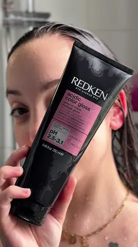 Marre de voir ta couleur s’estomper ? 😩 J’ai testé le duo Acidic Color Gloss et… WOW ✨ ➡️ Shampoing : nettoie sans ternir ➡️ Masque : nourrit & fait briller Résultat ? Une chevelure glossy comme à la sortie du coiffeur 💕 #beautycrewglossitgirl #RedkenFr #acidiccolorgloss #glossyhair  #glossitgirl #beautycrewrew FR @Redken  