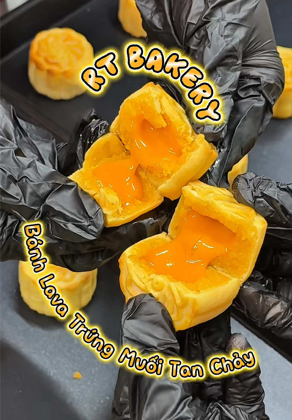 1 năm chỉ được ăn 1 lần cái loại Bánh Lava Trứng Muối Tan Chảy của tiệm bánh RT Bakery này đó mấy bạn 😍 #kosomap #Ancungtiktok #Reviewanngon #banhtrungthu #trungthu 