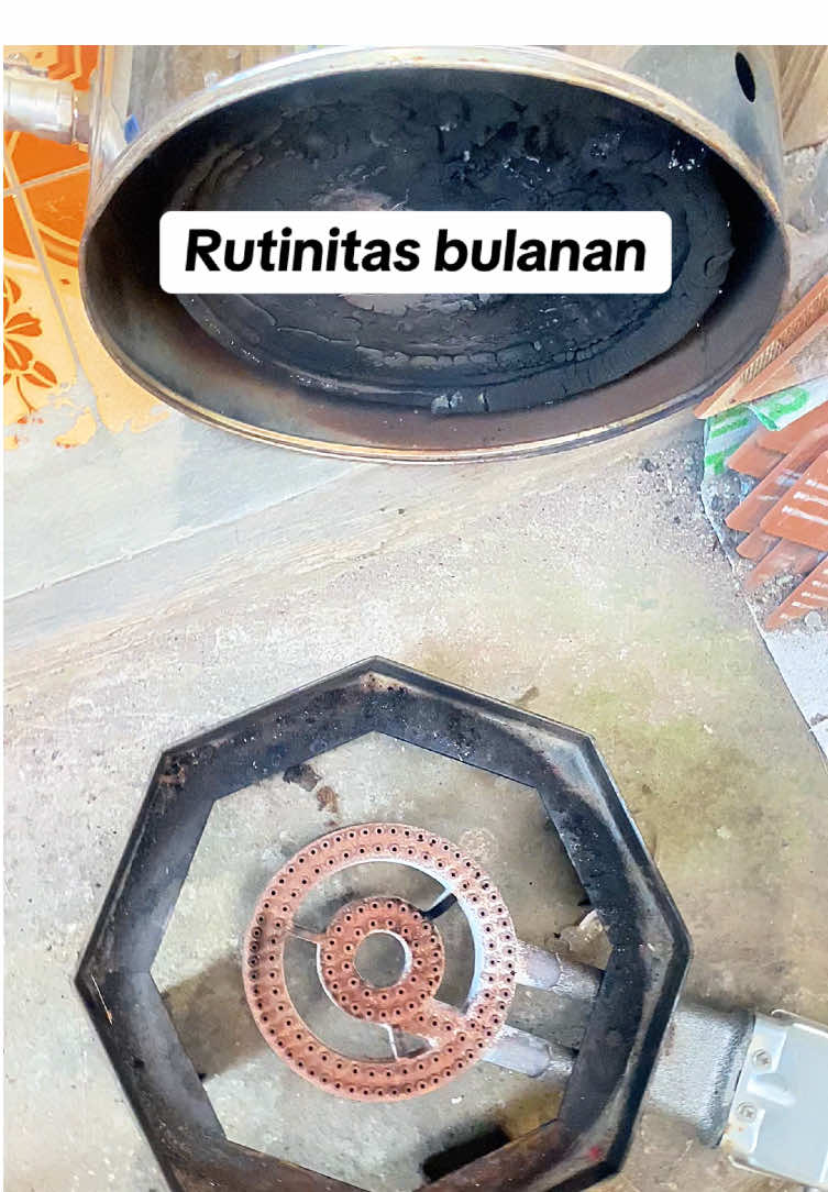 Punya mesin boiler setrika uap harus perhatikan rutinitas kebersihanya. Baik didalam tabung untuk airnya,  Dan juga dibawah tabung boiler,  Karena dibawah tabung juga akan muncul kerak bekas panas api dan semakin menumpuk banyak. Sebulan sekali bisa kalian bersihkan agar boiler tetap berfungsi dengan baik. #fyp #setrikauap #boiler #laundry #laundryday 