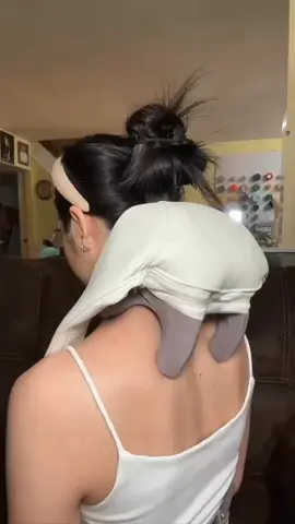Esse massageador foi desenvolvido para aliviar dores no pescoço, ombros, costas e lombar. Com tecnologia shiatsu e aquecimento infravermelho, ele relaxa os músculos, melhora a circulação e traz bem-estar em poucos minutos. Fácil de usar, portátil e prático para qualquer momento do dia, seja em casa, no trabalho ou depois do treino. #massageador #bemestar #saúde #relaxamento #autocuidado     
