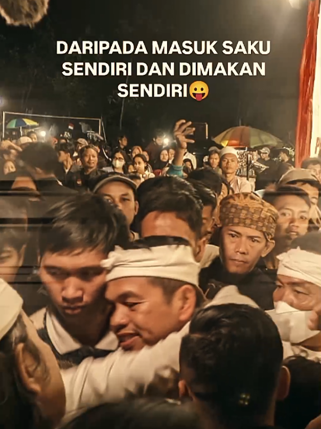 si bewok ini terkenal dengan kemunafikannya,hidupnya penuh dengan kebencian🙈 masyarakat Jabar aja bangga banget punya pemimpin sprti beliau,yang nyinyirnya orng luar Jabar🤪