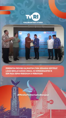 PEMERINTAH PROVINSI KALIMANTAN UTARA SERAHKAN SERTIFIKAT LAHAN SEKOLAH GARUDA Pemerintah Provinsi Kalimantan Utara menyerahkan sertifikat lahan Sekolah Garuda Unggul kepada Kemendiksaintek sebagai komitmen mendukung pendidikan di wilayah perbatasan. Pembangunan sekolah akan dimulai tahun ini, ditandai dengan groundbreaking oleh Presiden Prabowo Subianto pada Oktober 2025, bersama tiga sekolah lainnya di Indonesia. Penjabat Sekprov Kaltara, Dr. Bustan, S.E., M.Si., memastikan dukungan penuh, termasuk penyediaan sarana pendukung seperti air dan listrik. Ia juga mengajak semua pihak untuk bersama membangun pendidikan di Kalimantan Utara.