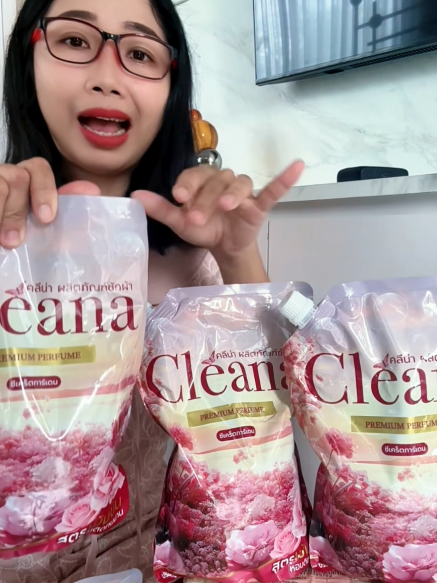 [4ถุง 5ลิตร ใช้ได้ทั้งเดือน] Cleana คลีน่า น้ำยาชักผ้า สูตร เข้มข้น ลดกลิ่นอับ ถนอนเนื้อผ้า ขจัดคราบฝังแน่น ใช้ได้ทั้ง ผ้าสีและผ้าขาว ใช้ได้ทั้งซักมือและซักเครื่อง น้ำยาซักผ้าหอม ฟุ้ง ผ้าหอม กลิ่นดอกไม้หรูเกินราคา แม่บ้านต้องลอง #Cleana #คลีน่าน้ํายาซักผ้า #น้ำยาซักผ้า #เคล็ดลับแม่บ้าน #แม่บ้านTikTok