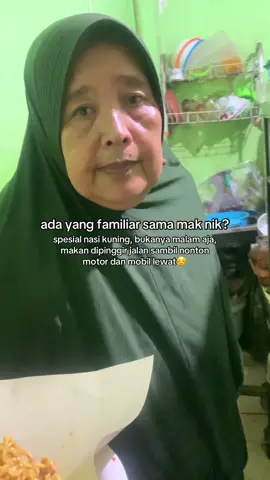 temen temen jgn lupa mampir kemari yaah, spesial nasi kuning malam malam sambil nontonin motor dan mobil lewat, ramah orangnyaaa larisin yah🤗