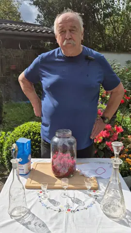 Przepis na prawdziwy syrop z malin! Potrzebujemy:  1 kg malin (odmiana Polka lub polana) 1 kg cukru Czysty, wyparzony słoik Tetra do przykrycia Maliny przebieramy, usuwając wszystkie podejrzane, pilnujemy aby nie dostały się muszki owocówki. Zasypujemy cukrem, tworząc tzw. czapę. Nakrywamy tetrą I odstawiamy np. Na parapet. Nie mieszamy, nie wstrząsamy i nie dotykamy się do słoja.  Proces powinien trwać 3-4 tygodnie.  #syropzmalin #handmade #slowfood #madeinpoland 