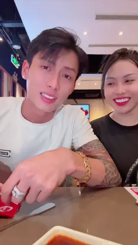 Cầm tay thôi cũng không cho😤@🌱 Song Thư 🐷 