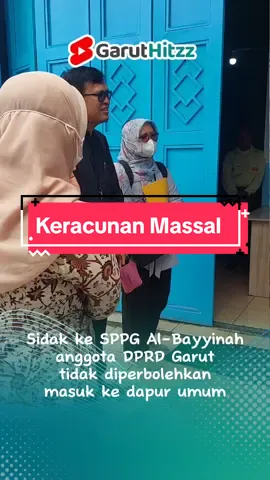 Nunggu Berjam-jam SPPG Al-Bayyinah 2 Engan Temui Anggota DPRD, Soroti Dugaan Keracunan Massal Siswa @Yudha Puja Turnawan  Garut – Rencana kunjungan kerja anggota Dewan Perwakilan Rakyat Daerah (DPRD) Kabupaten Garut, Yudha Puja Turnawan, ke dapur Satuan Pemenuhan Pelayanan Gizi (SPPG) Yayasan Al-Bayyinah 2 di Kampung Cilageni, Desa Karangmulya, Kecamatan Kadungora, menemui jalan buntu. Yudha yang datang bersama rombongan, termasuk Ketua Komisi IV DPRD Garut, Cecep Rahmat, mengaku sudah menunggu sejak pukul 11.00 WIB, namun pihak pengelola dapur tidak kunjung menemui mereka. “Ya, kami tidak bisa sidak karena belum ditemui. Saya sudah menunggu dua jam dari jam sebelas saya di sini. Padahal maksud kami ingin memastikan langsung kondisi dapur,” ungkap Yudha di lokasi, Kamis (18/9). Kunjungan ini dilakukan setelah muncul laporan dugaan keracunan massal yang menimpa puluhan siswa di sejumlah sekolah. Menurut data Puskesmas Kadungora, sebanyak 27 siswa dirawat setelah mengonsumsi makanan dari program Makanan Bergizi Gratis (MBG) yang diduga berasal dari SPPG Al-Bayyinah 2. Yudha menjelaskan, persoalan ini memperlihatkan lemahnya koordinasi antara Badan Gizi Nasional (BGN) dengan Pemerintah Kabupaten (Pemkab) Garut. Ia menyebut, 58 SPPG yang sudah beroperasi selama ini tidak memiliki supervisi dari Pemkab Garut. “Keterangan dari Pak Bambang Hafidz, Asda I, bahwa 58 SPPG yang melayani tujuh sekolah itu tidak ada koordinasi dengan Pemkab Garut. Ini jadi pertanyaan besar, kenapa tidak ada supervisi tiap dapur?” ujarnya. Menurut Yudha, kondisi ini semakin mengkhawatirkan karena laporan yang diterima menunjukkan adanya makanan basi, frozen food, hingga dugaan sanitasi dan higienitas yang buruk dalam proses pengolahan makanan. Bahkan, beberapa sekolah mengaku bingung karena didatangi oleh SPPG yang berbeda tanpa koordinasi dengan Dinas Pendidikan (Disdik) Garut. “Dua hari lalu kami rapat dengan Disdik Garut, mereka juga mengaku tidak tahu sekolah mana saja yang mendapat program MBG karena tidak ada koordinasi dari BGN. Bahkan ada laporan semur telur basi di SD Mandalasari,” tegasnya. Selain itu, Yudha menyoroti lambatnya distribusi makanan dari dapur ke sekolah serta penggunaan air yang diduga tidak higienis. Hal ini, menurutnya, berpotensi besar menyebabkan keracunan seperti yang dialami para siswa di Kadungora. Ia menekankan agar Pemkab Garut lebih proaktif melakukan pengawasan dan supervisi terhadap seluruh SPPG yang ada, mengingat target ke depan jumlah dapur MBG akan bertambah hingga 300 unit. “Kalau 58 saja tidak terawasi, bagaimana nanti kalau jumlahnya 300? Jangan sampai niat baik memberi makan bergizi justru membuat anak-anak sakit. Pemkab jangan berdiam diri hanya karena tidak ada koordinasi dari BGN. Aparat kesehatan, terutama puskesmas, harus dilibatkan penuh,” kata Yudha. Ia juga meminta agar kejadian ini dijadikan tamparan keras bagi semua pihak agar program Makanan Bergizi Gratis benar-benar sesuai tujuan. “Harus ada sinergi, pengawasan ketat, dan keterlibatan semua unsur. Ini menyangkut kesehatan anak-anak bangsa,” tutupnya. ---