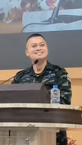 เอ็นดูแม่ทัพหนักมาก ถึงกับคิดหนักเลย😅😅 แต่ท่านเลือกเพลงแทนคำตอบได้ดีมากๆ🤟🏻💂🏻🪖🇹🇭 #แม่ทัพภาคที่2 #ร้องเพลง #คนดีไม่มีวันตาย #มทส 